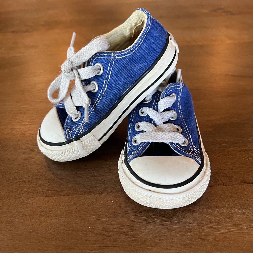 Converse Low Top Sneakers - Baby / Toddler size 4 shoes - unisex - blue